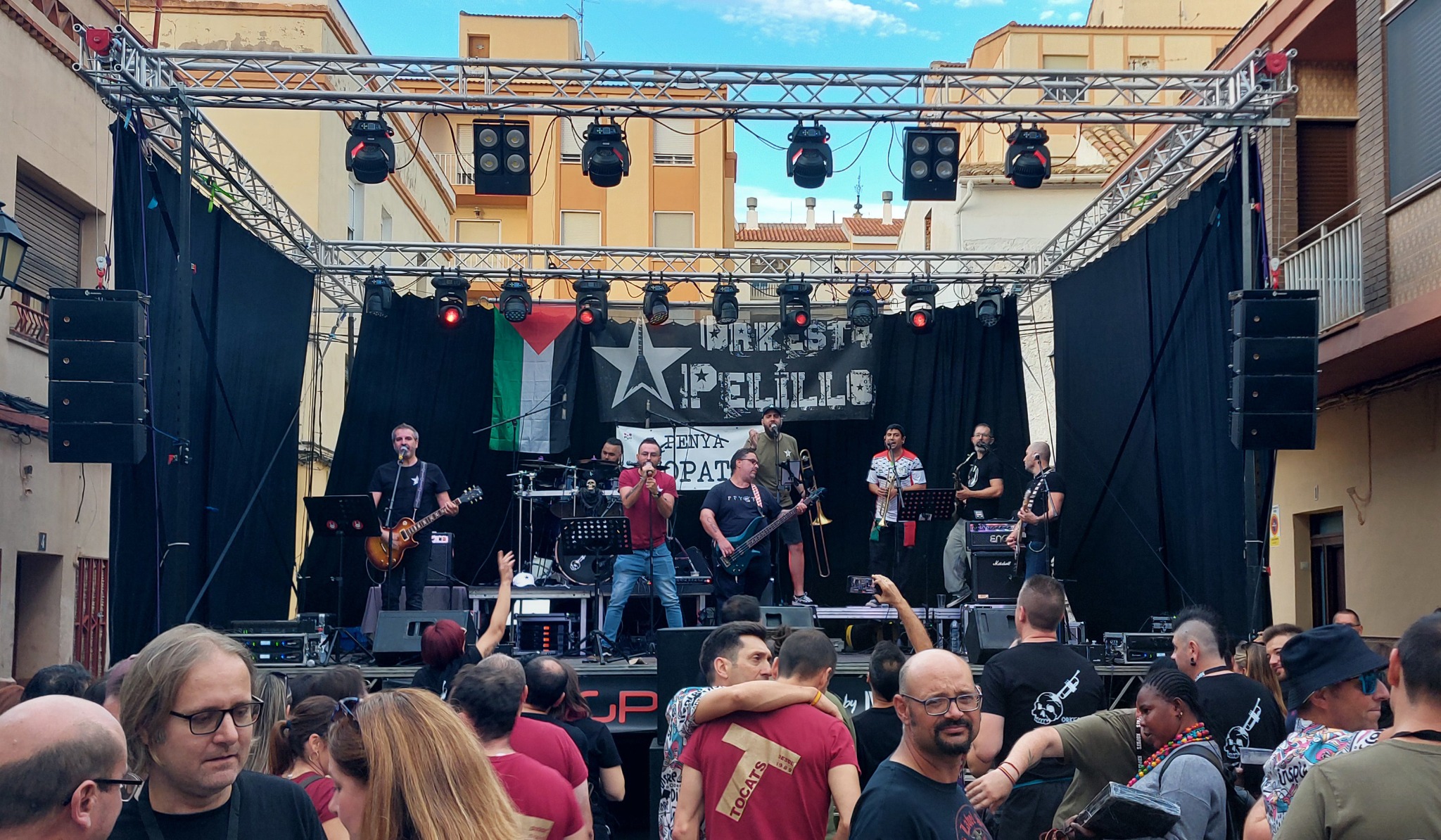 Grupo tocando en escenario con equipo de sonido SGProducciones