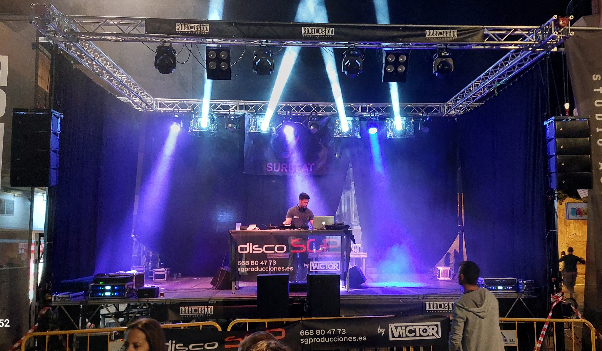 Discomóvil con iluminación y sonido profesional