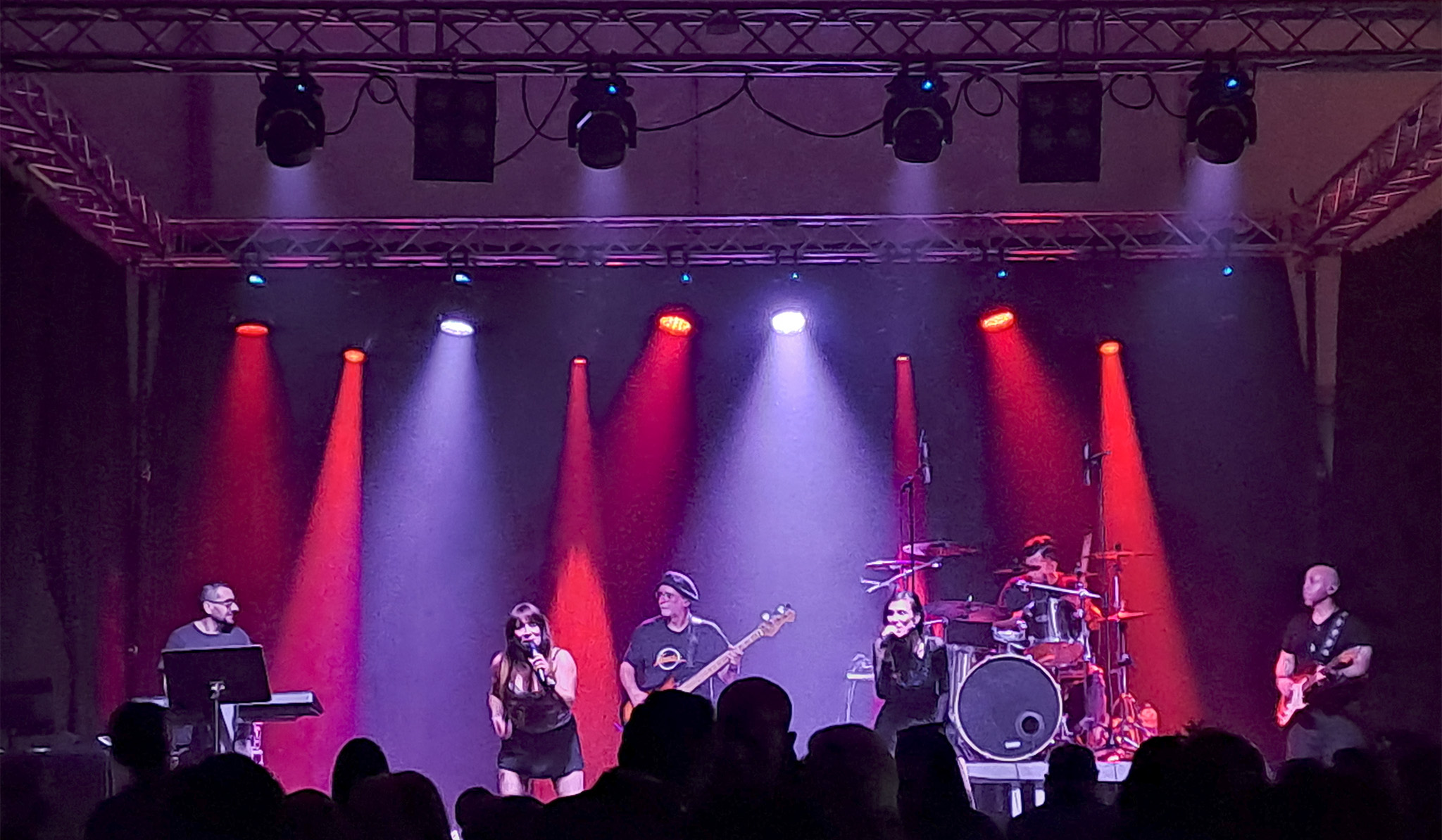 Concierto nocturno con iluminación profesional